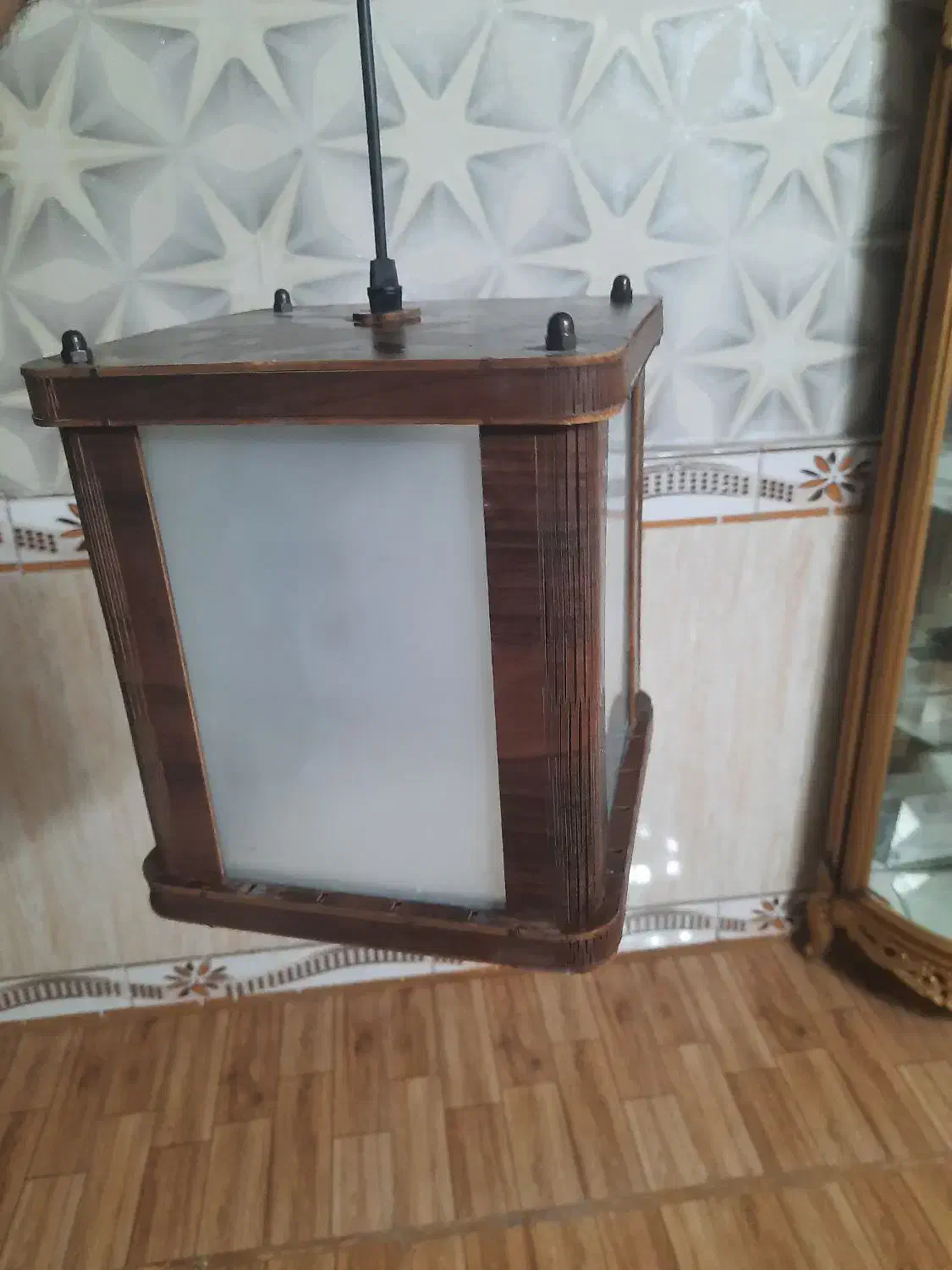 لوستری چوبی همراه لامپ|لوستر و چراغ آویز|قرچک, زیبا شهر|دیوار