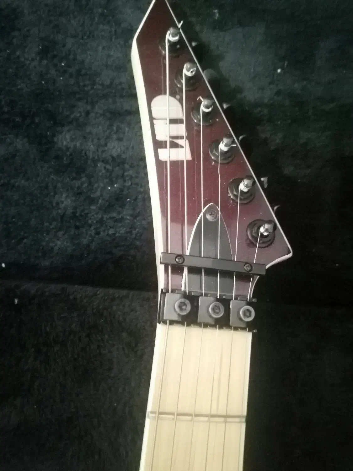 گیتار الکتریک Ltd m-400 به همراه هارد کیس|گیتار، بیس، امپلیفایر|صدرا-فارس, فاز ۱|دیوار