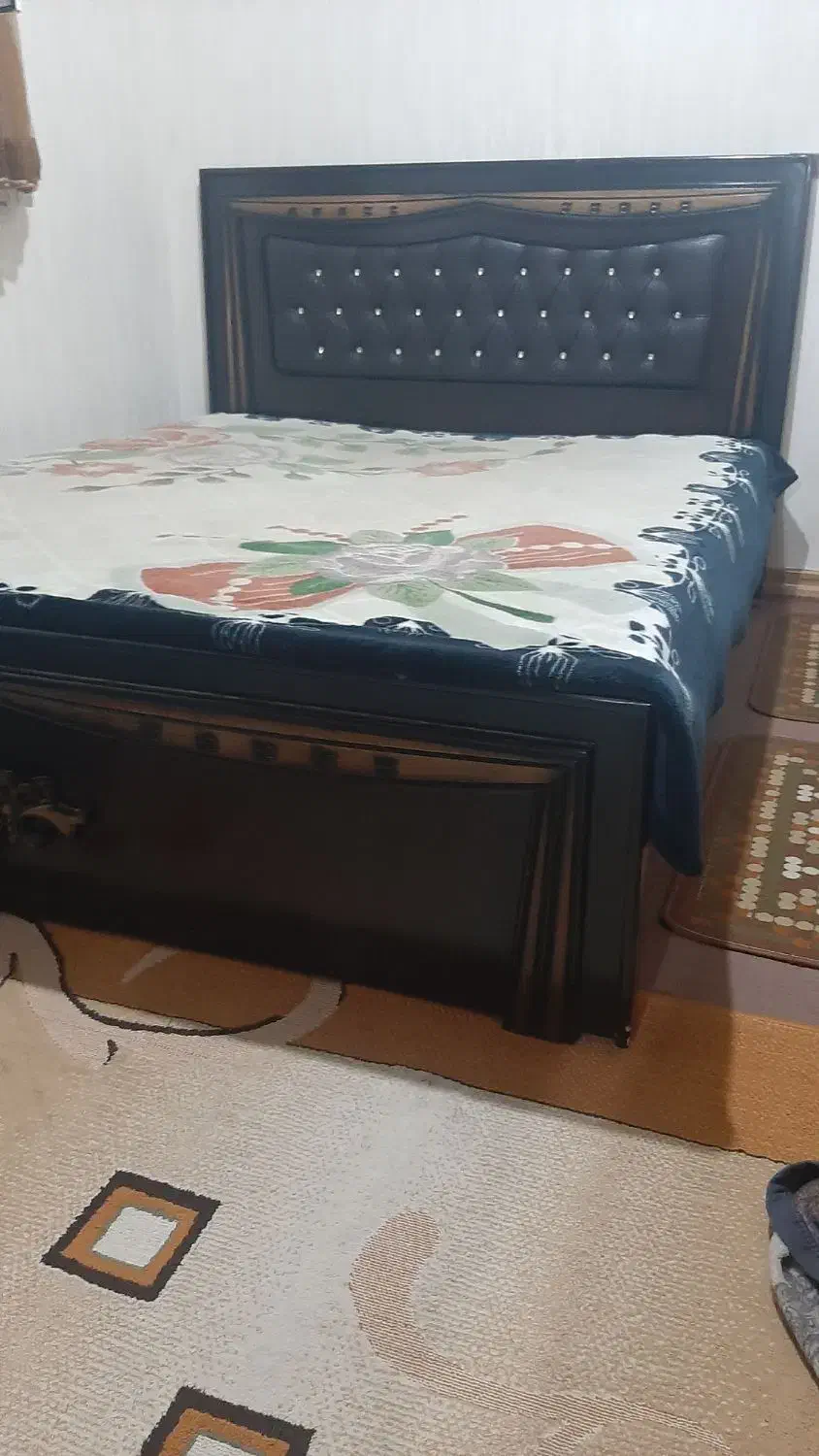 تخت دو نفر میز آرایش|تخت و سرویس خواب|کاشان, شهرک خاتم الانبیا (مسکن ملی کاشان)|دیوار