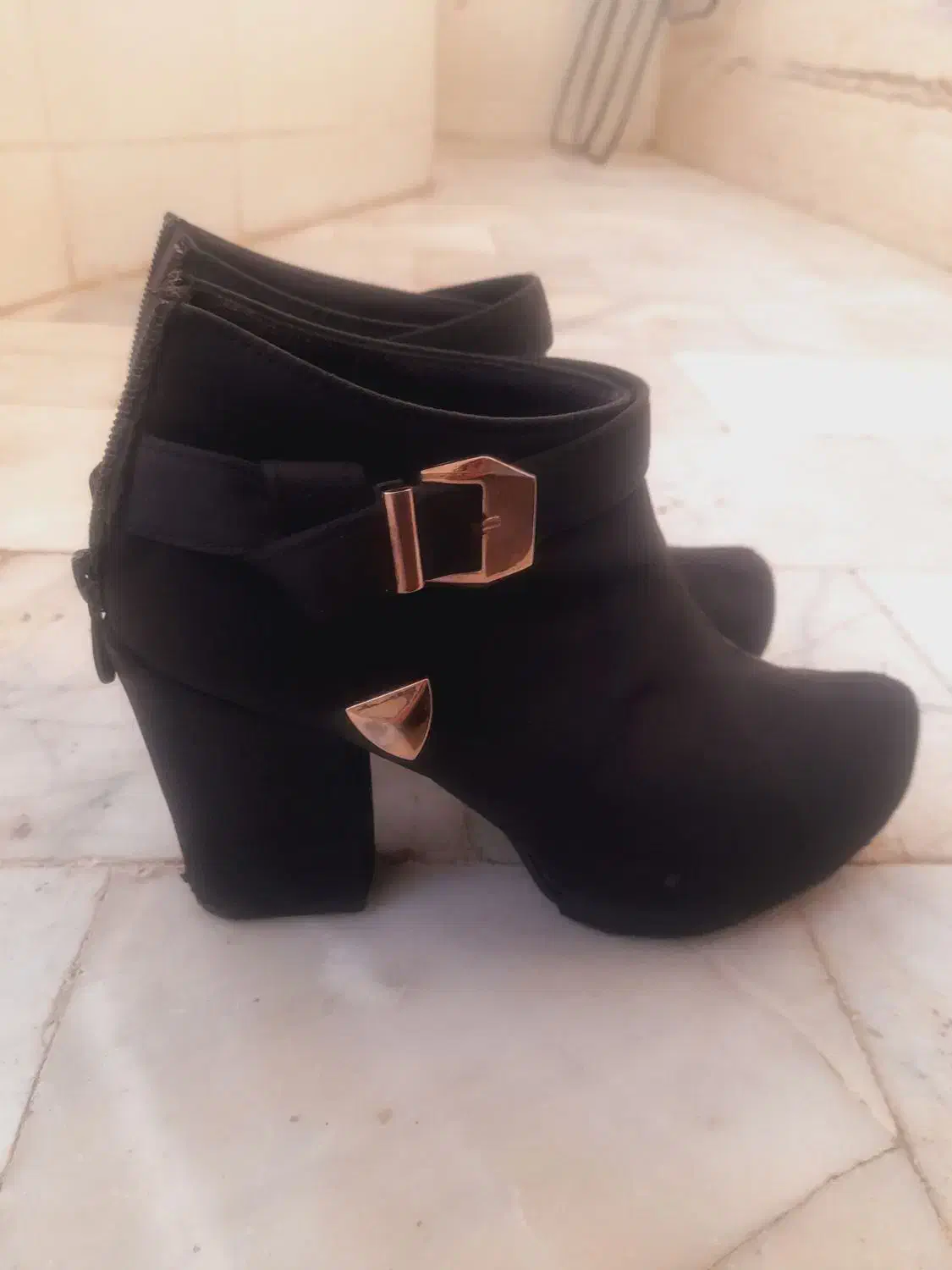 بوت زنانه|کیف، کفش، کمربند|نیشابور, بیمارستان عطار نیشابوری|دیوار