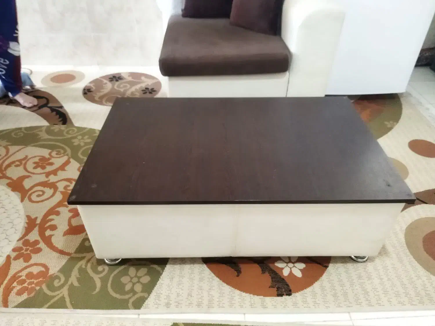 مبل تک نفره و دو کوسن، به همراه گل میز بزرگ|مبلمان خانگی و میز عسلی|شیراز, شهرک سعدی|دیوار