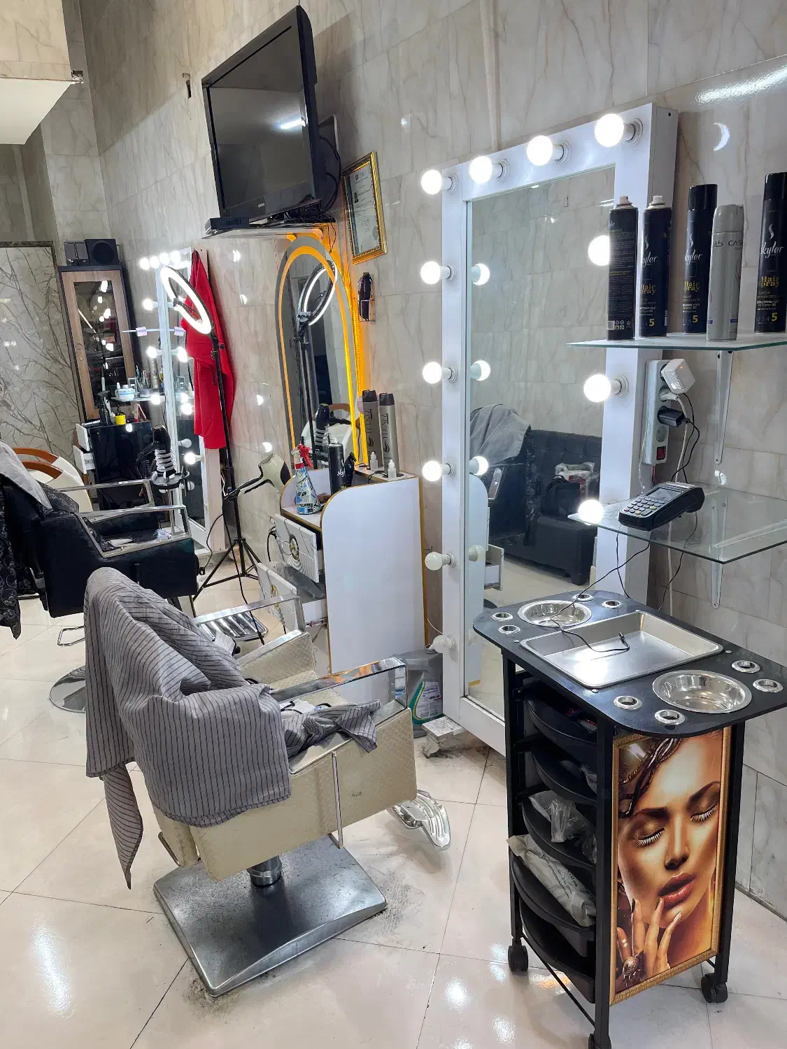 استخدام آرایشگر (اجاره صندلی)|استخدام درمانی، زیبایی، بهداشتی|تهران, نارمک|دیوار