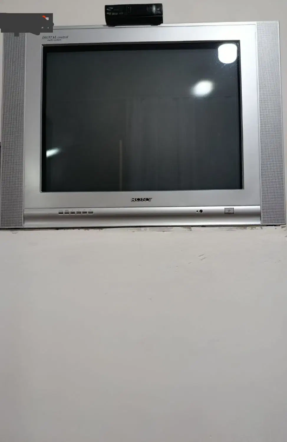 یک دستگاه تلویزیون و دستگاه دیجیتال|تلویزیون و پروژکتور|سنندج, |دیوار