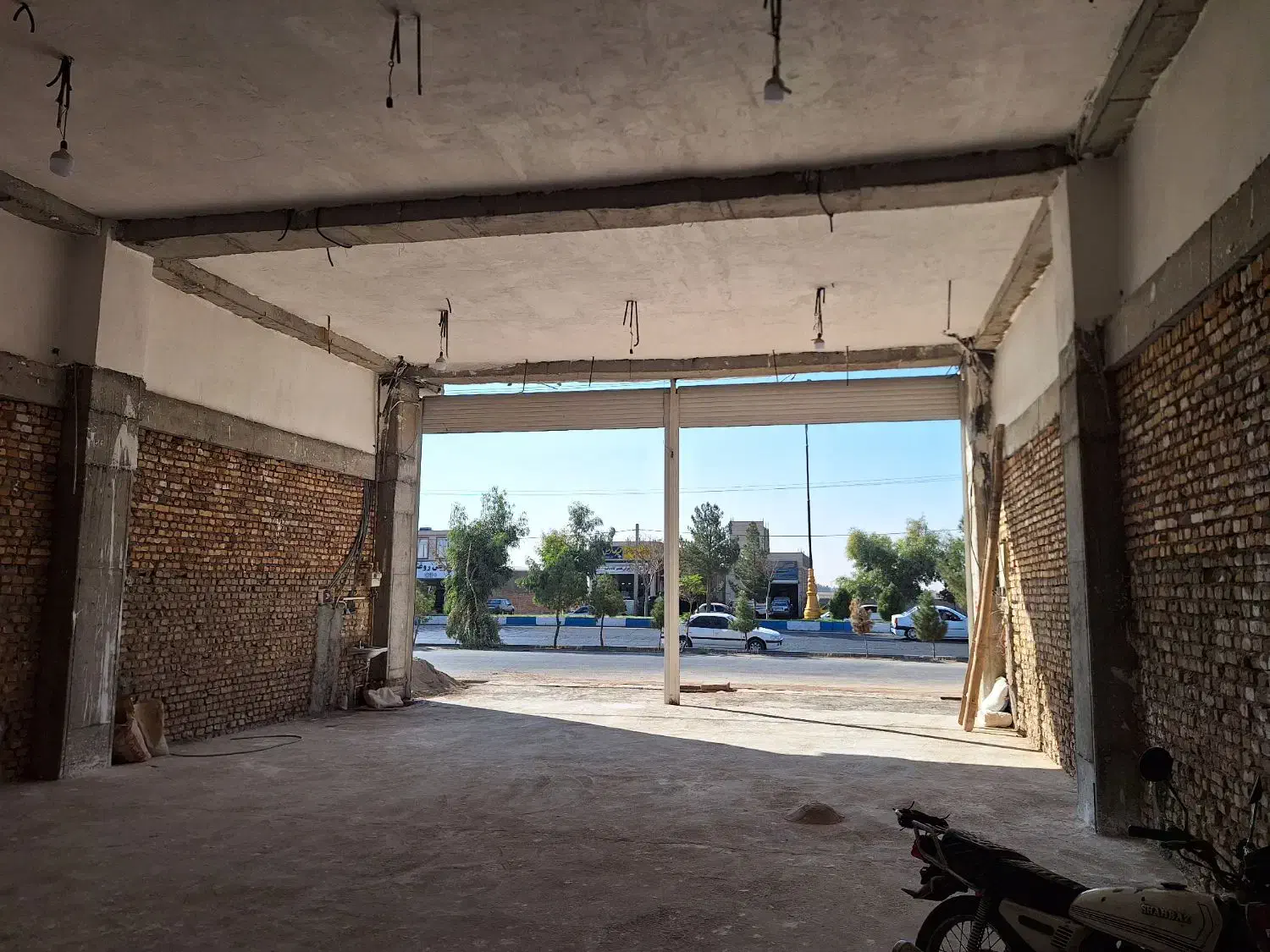 مغازه بزرگ سر بلوار راه اهن بعد از ترمینال ۲۵۰ متر|اجارهٔ مغازه و غرفه|گرمسار, |دیوار