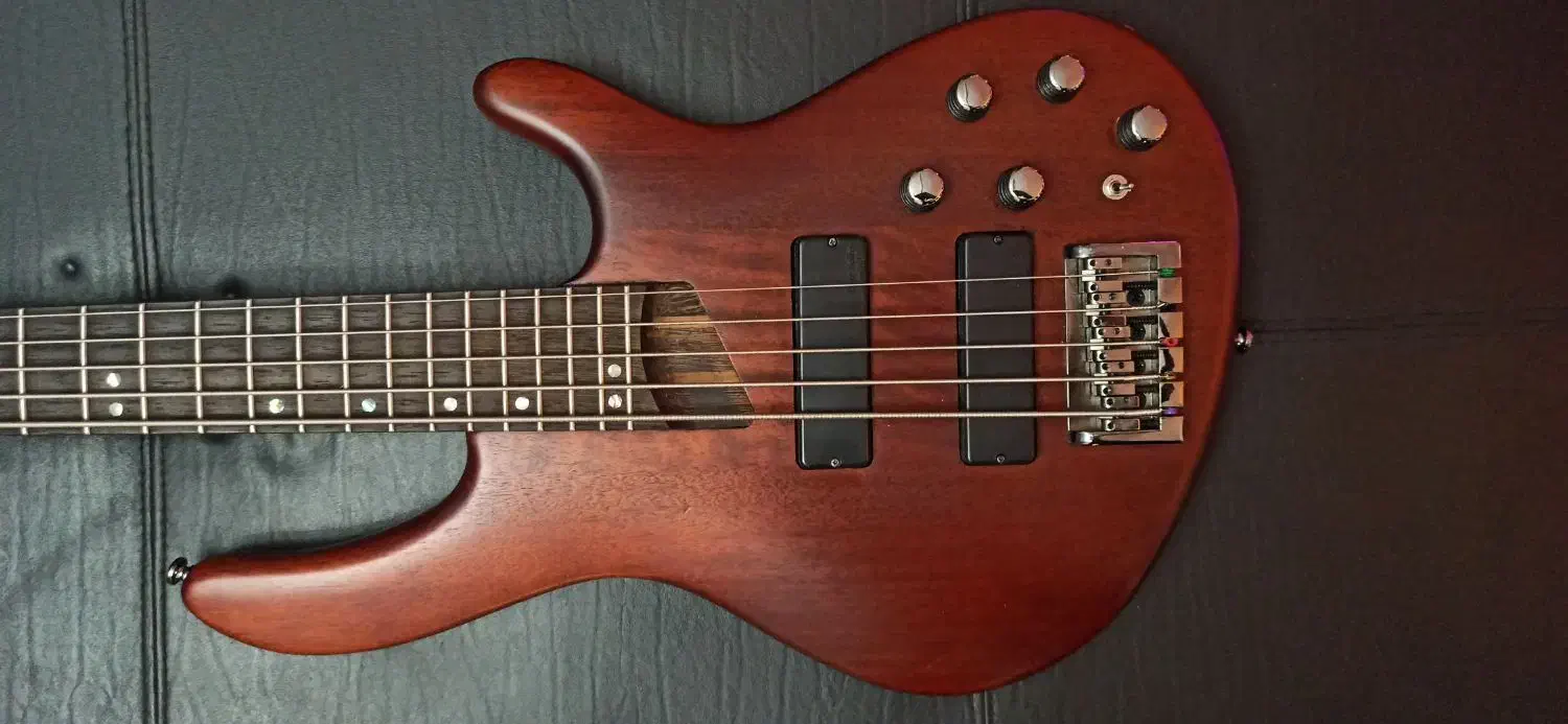 گیتار بیس الکتریک 5 سیم کورت|گیتار، بیس، امپلیفایر|اسلام‌شهر, شهرک مفیدی|دیوار