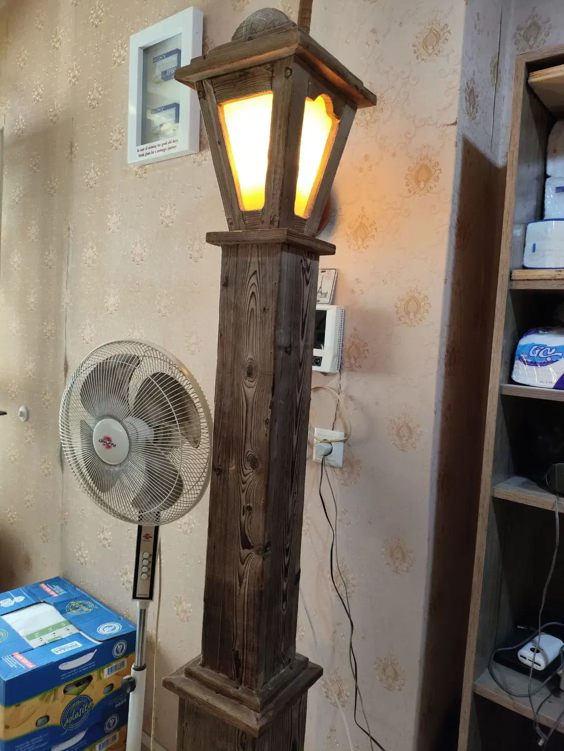 چراغ دکوری ایستاده بلند چوبی زیبا|صنایع دستی و سایر لوازم تزئینی|کرج, شهرک فهمیده|دیوار