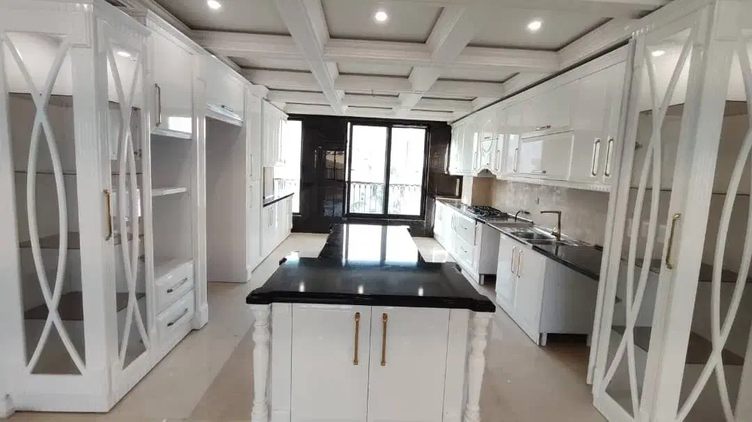 ۱۳۵ متر سه خوابه مستر لابی لابی من غربی ۲۴متری