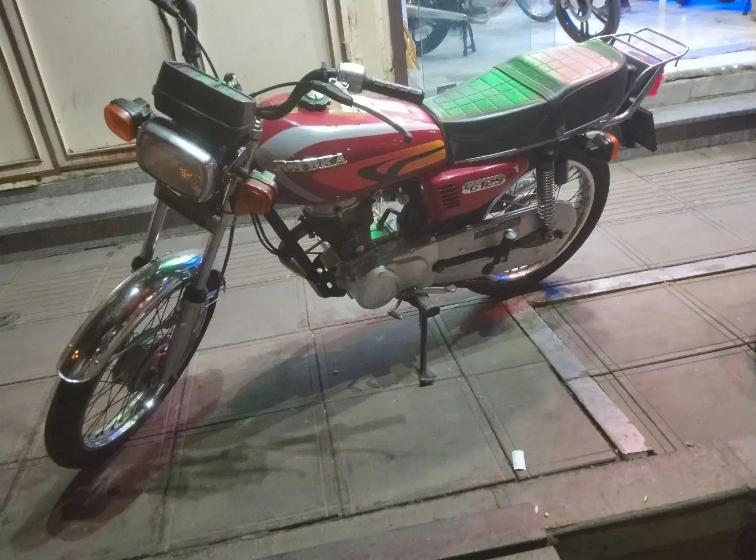 رایکا95|موتورسیکلت|قم, قلعه کامکار|دیوار