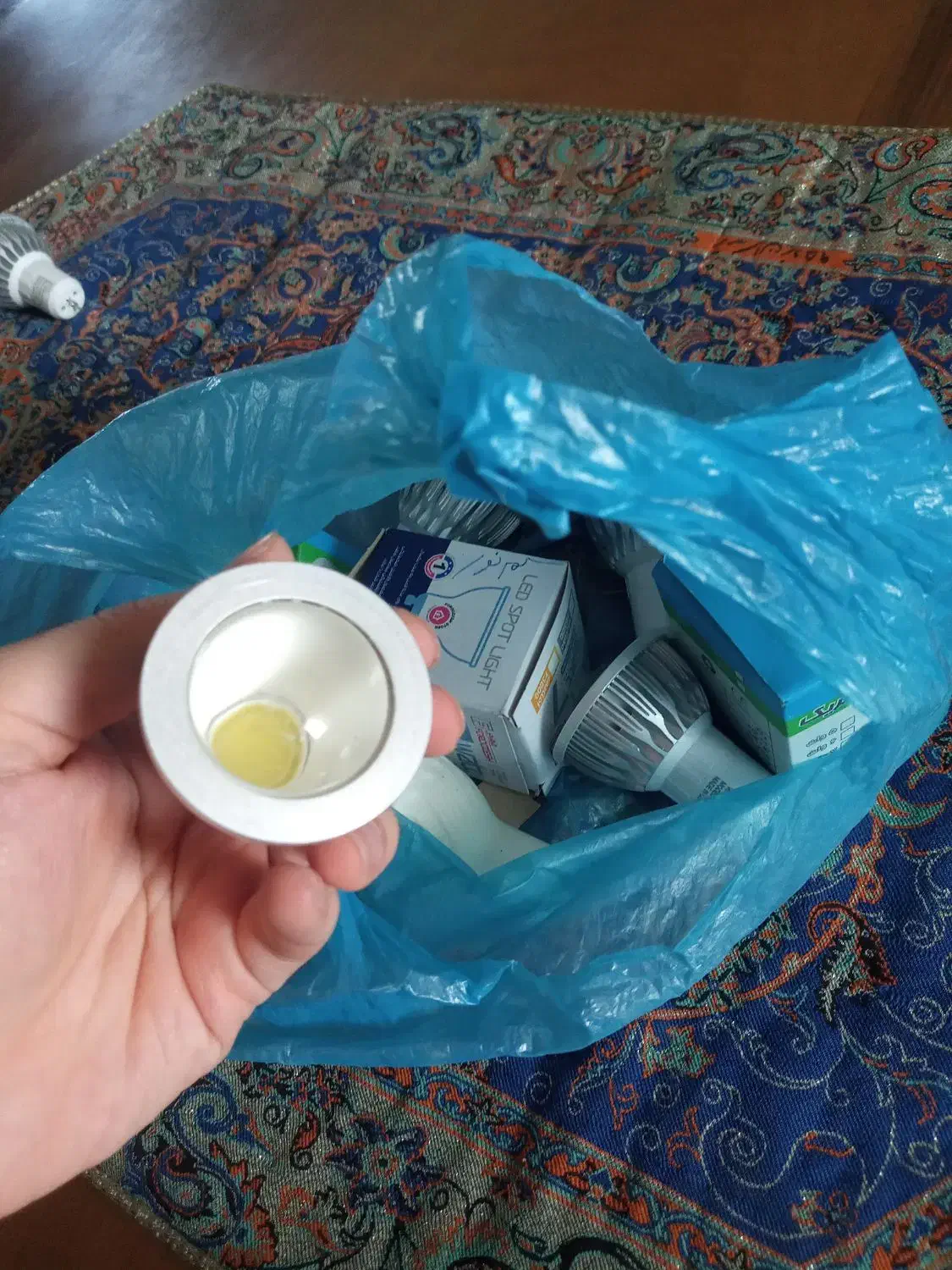 تعدادی هالوژن دست دو|لامپ و چراغ|لاهیجان, کوی آزادگان|دیوار