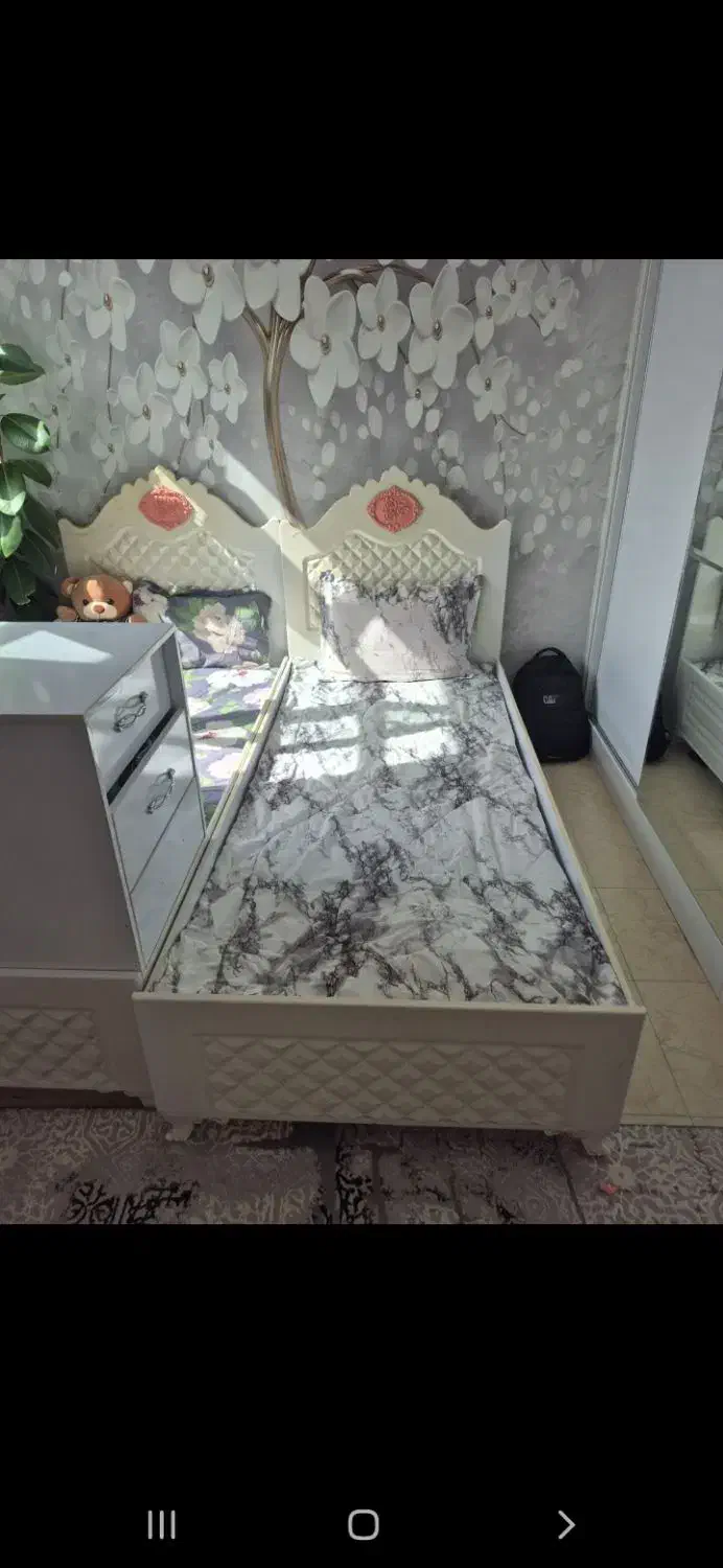 دو عدد تخت و میز آرایش|تخت و سرویس خواب|بیجار, |دیوار