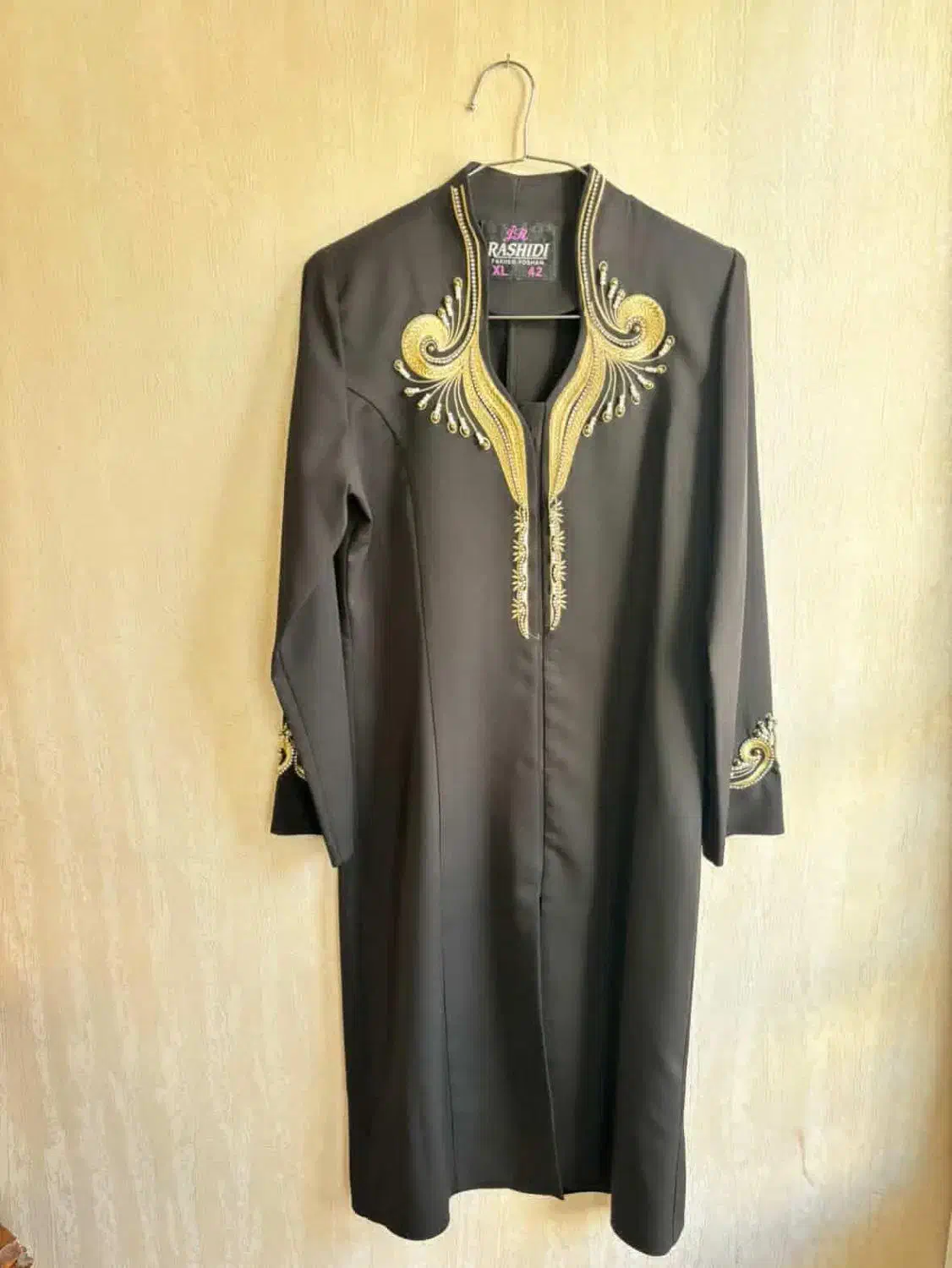 لباس|کیف، کفش، کمربند|میانه, |دیوار