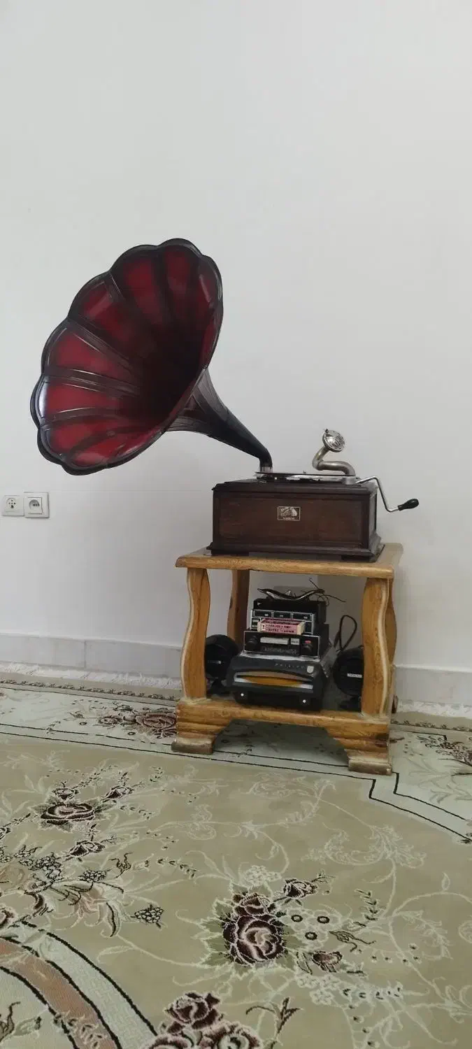 گرامافون هندلی گرام کوکی اصل قدیمی|کلکسیون اشیاء عتیقه|اندیشه, اندیشه فاز ۳|دیوار