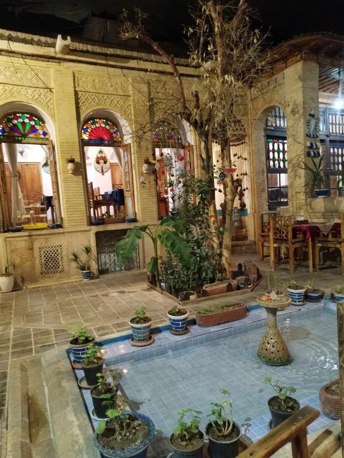 همکار خانم یا آقا سالندار رستوران سنتی|استخدام خدمات فروشگاه و رستوران|شیراز, بازار|دیوار