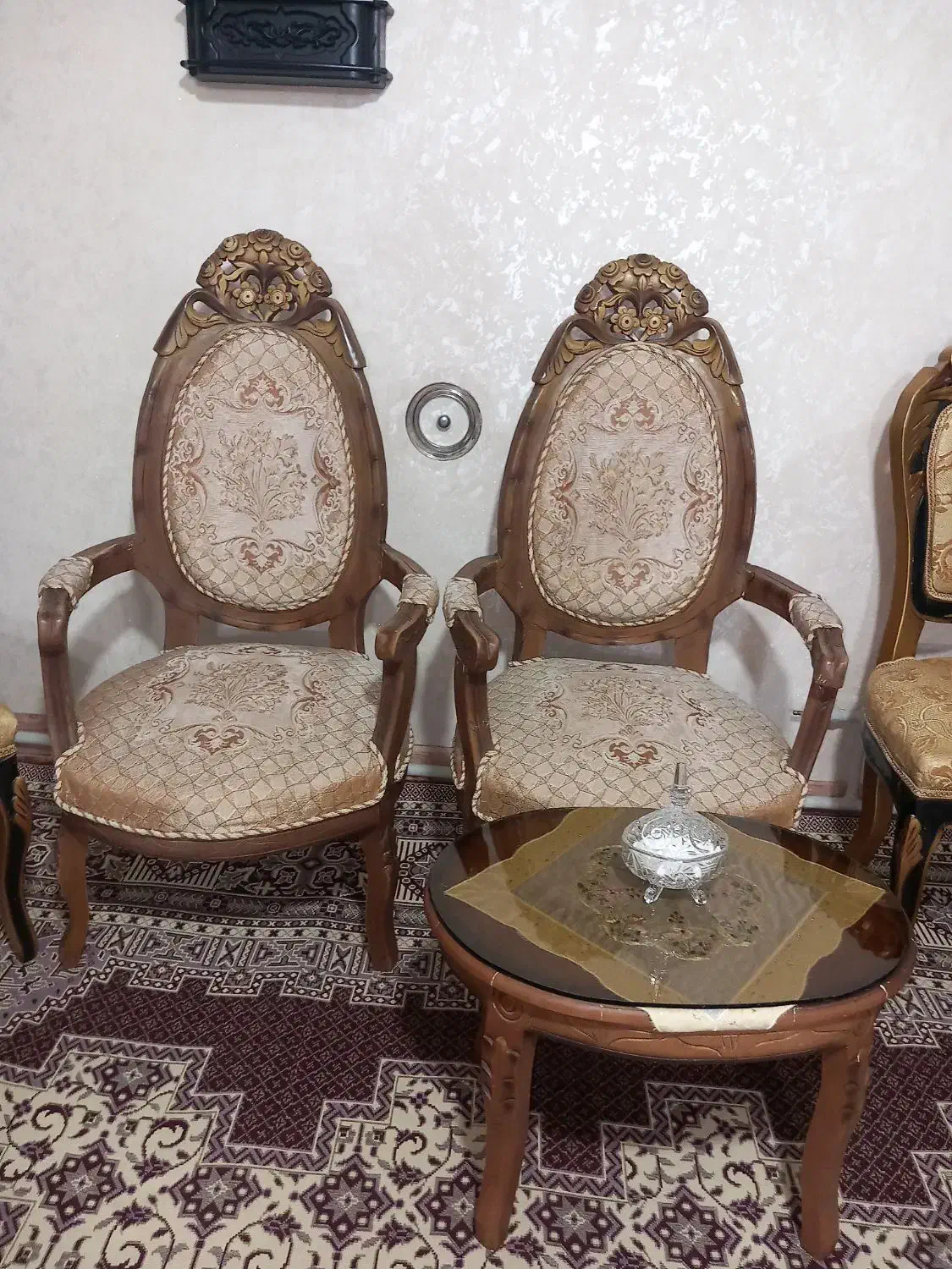 یک دست مبل ۹نفره ویک دست غذا خوری ۴نفره سالم|مبلمان خانگی و میز عسلی|سلماس, |دیوار