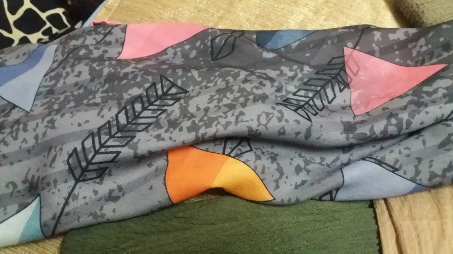 دو عدد شال و یک عدد روسری|لباس|شوشتر, |دیوار