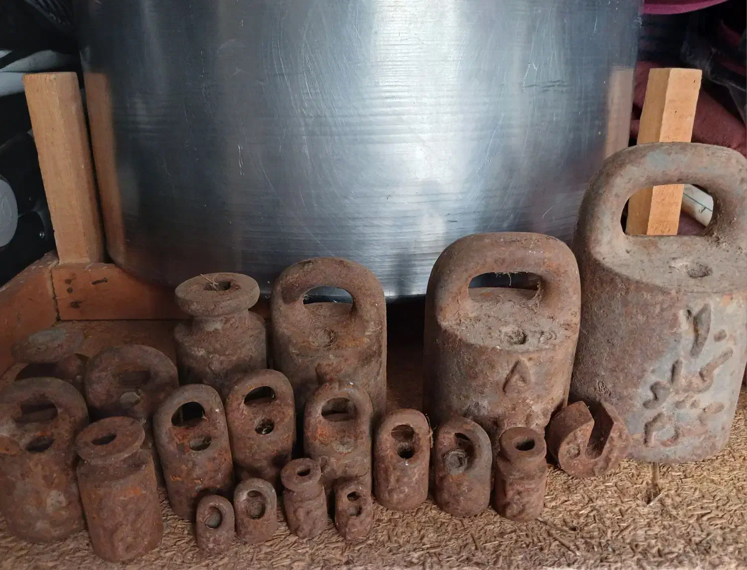 سنگ ترازو|کلکسیون اشیاء عتیقه|باسمنج, |دیوار