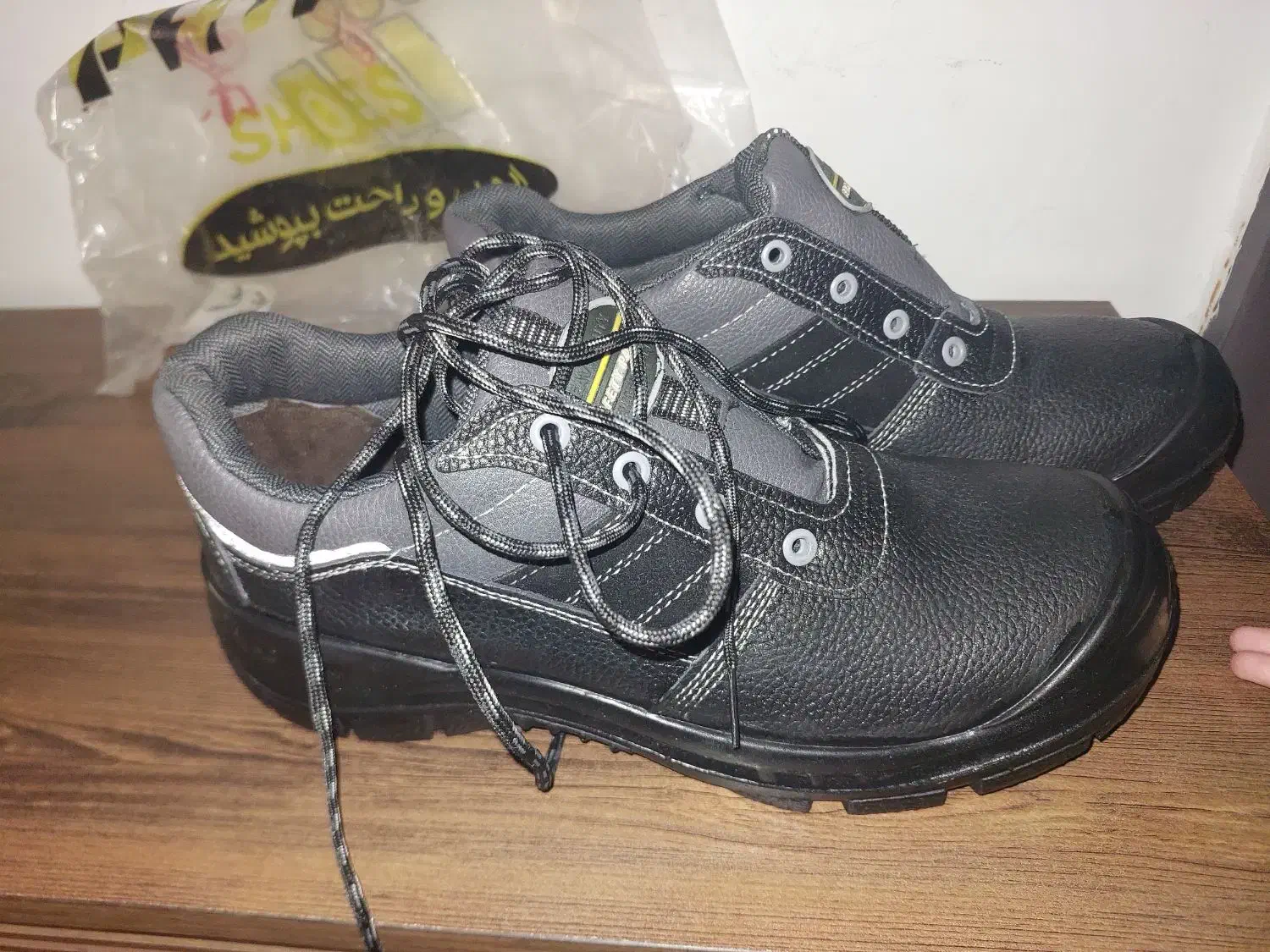 کفش کار  کفش چمن|کیف، کفش، کمربند|نیشابور, گمنام غربی|دیوار