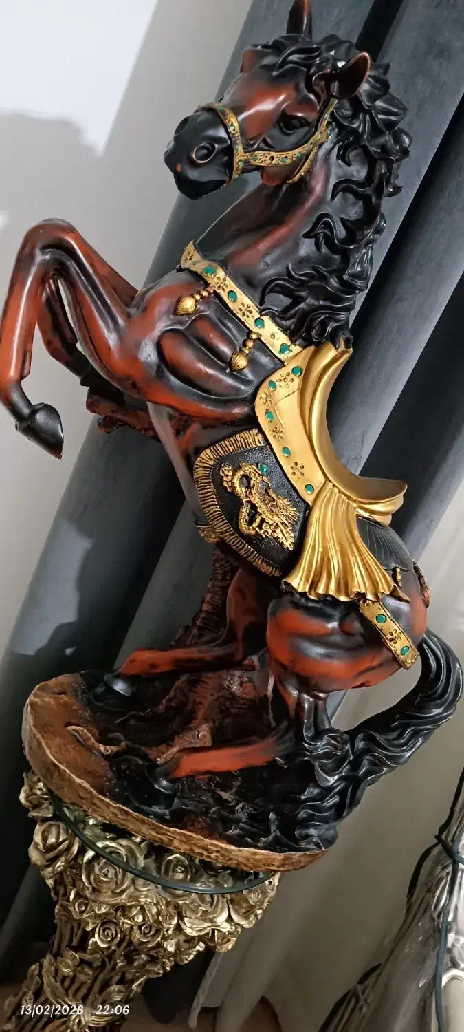 اسب ومیز|مجسمه، تندیس، ماکت|میانه, |دیوار