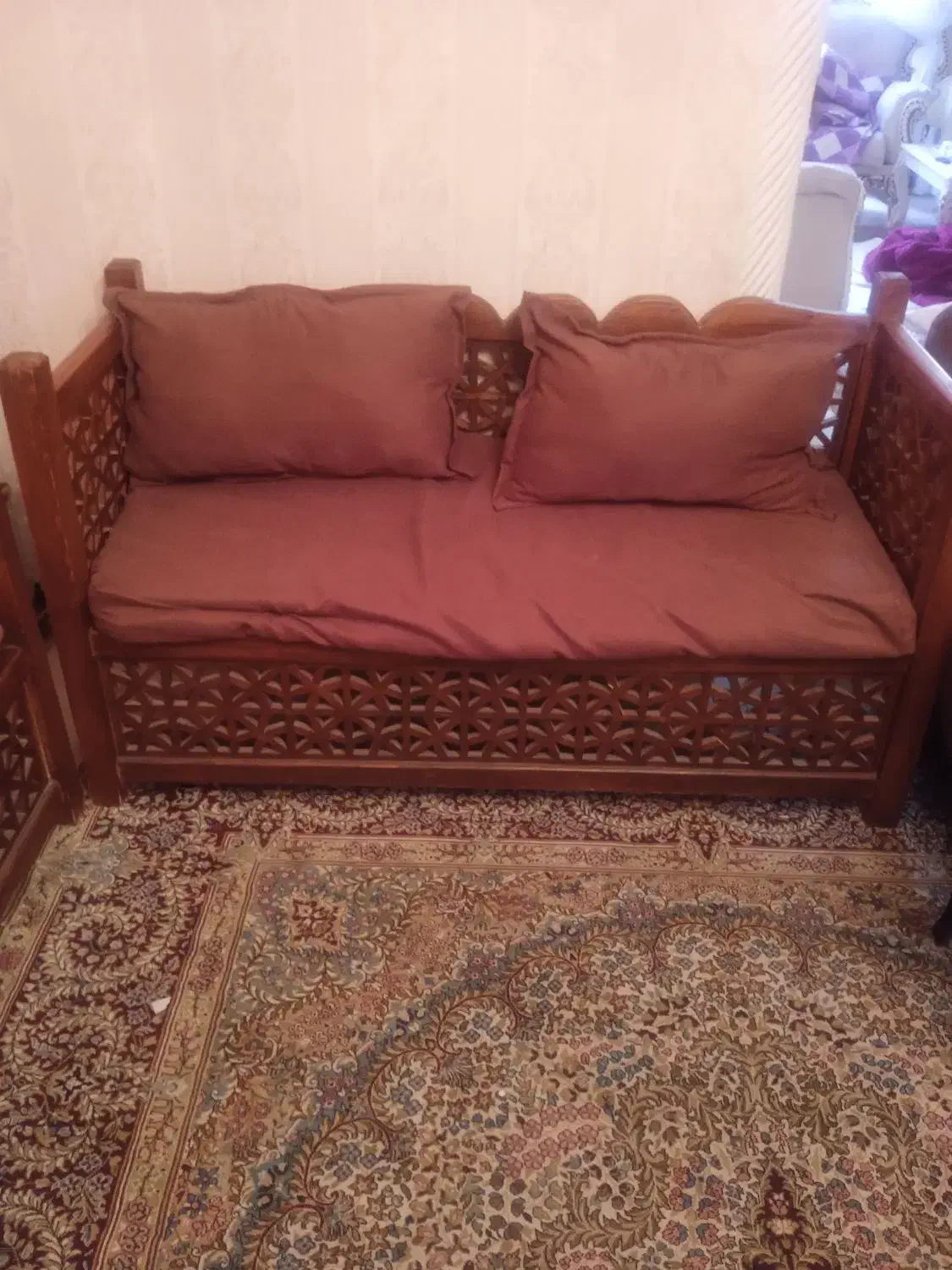 یک تخت سه نفره چوب گردومنبتکاری ومشبش|تخت و سرویس خواب|شیراز, زند|دیوار
