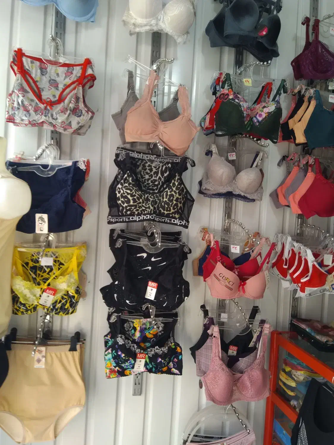 واگذاری وسایل مغازه و اجناس|لباس|بناب, |دیوار