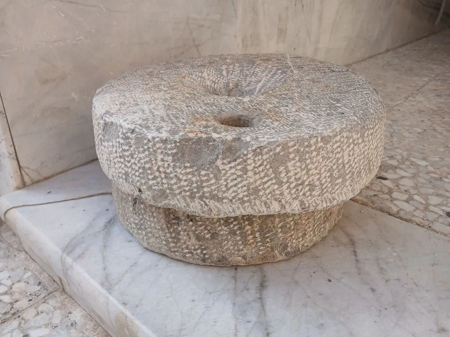 چراغ علاءالدین وغیره|کلکسیون اشیاء عتیقه|کاشان, باغچه فیض|دیوار