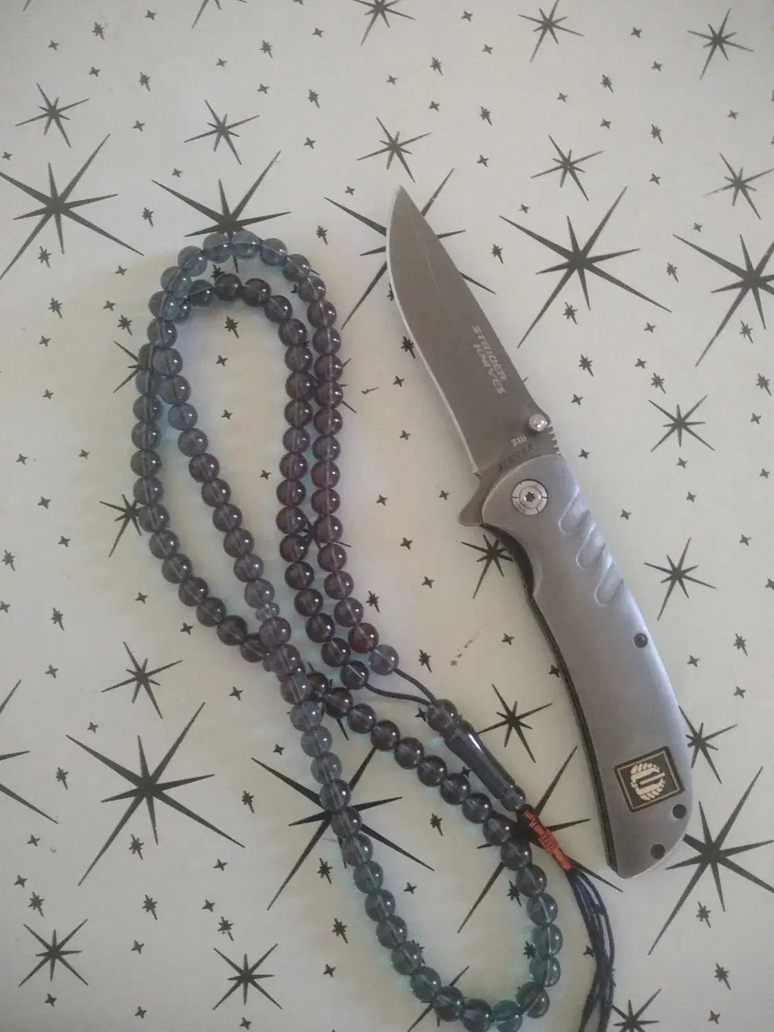 تسبیح و چاقو|کلکسیون اشیاء عتیقه|سنندج, |دیوار