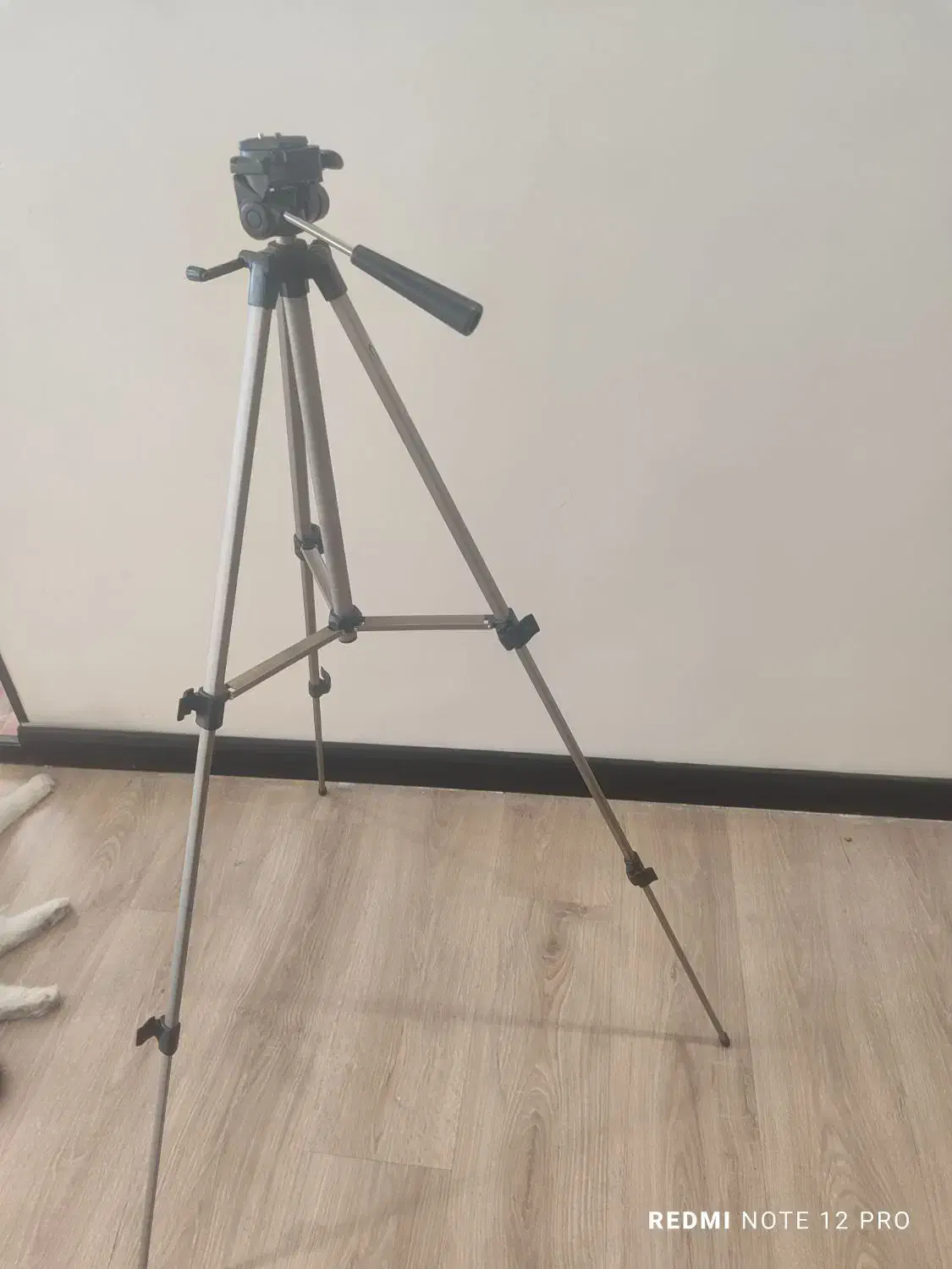 سه پایه دوربین|دوربین عکاسی و فیلمبرداری|اندیشه, اندیشه فاز ۱|دیوار