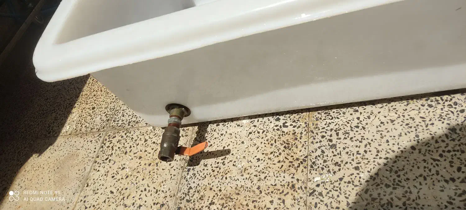 وان پلاستیکی همراه با شیر|ماشین‌آلات صنعتی|فولادشهر, A2|دیوار