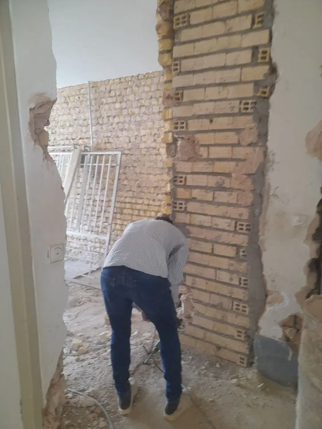 تخریب کاری ساختمان مغازه جزعی و کلی|خدمات پیشه و مهارت|شاهین‌شهر, عطار|دیوار