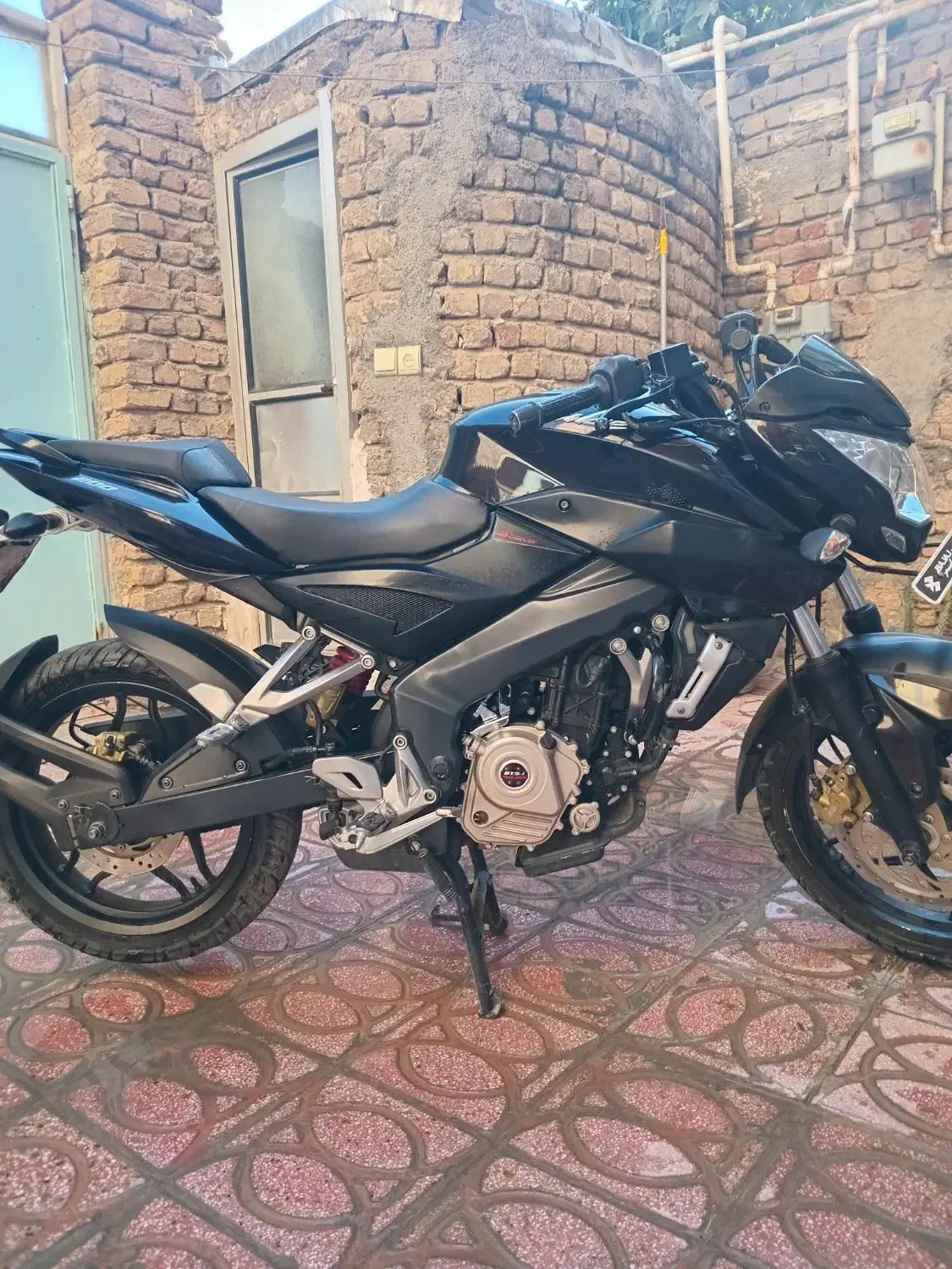 موتور ان اس ۲۰۰ سی سی|موتورسیکلت|کنگاور, |دیوار