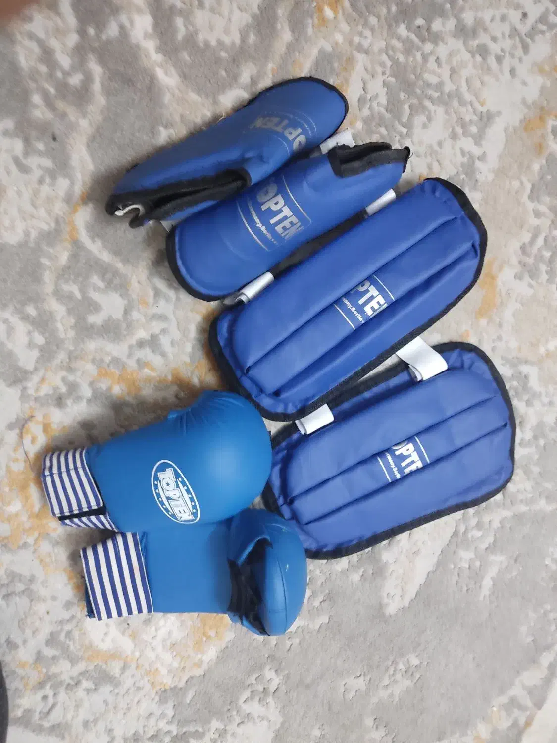 دستکش و ساق پا رو پا و کیسه بوکس|تجهیزات ورزشی|تربتحیدریه, بوستان باغ ملی|دیوار