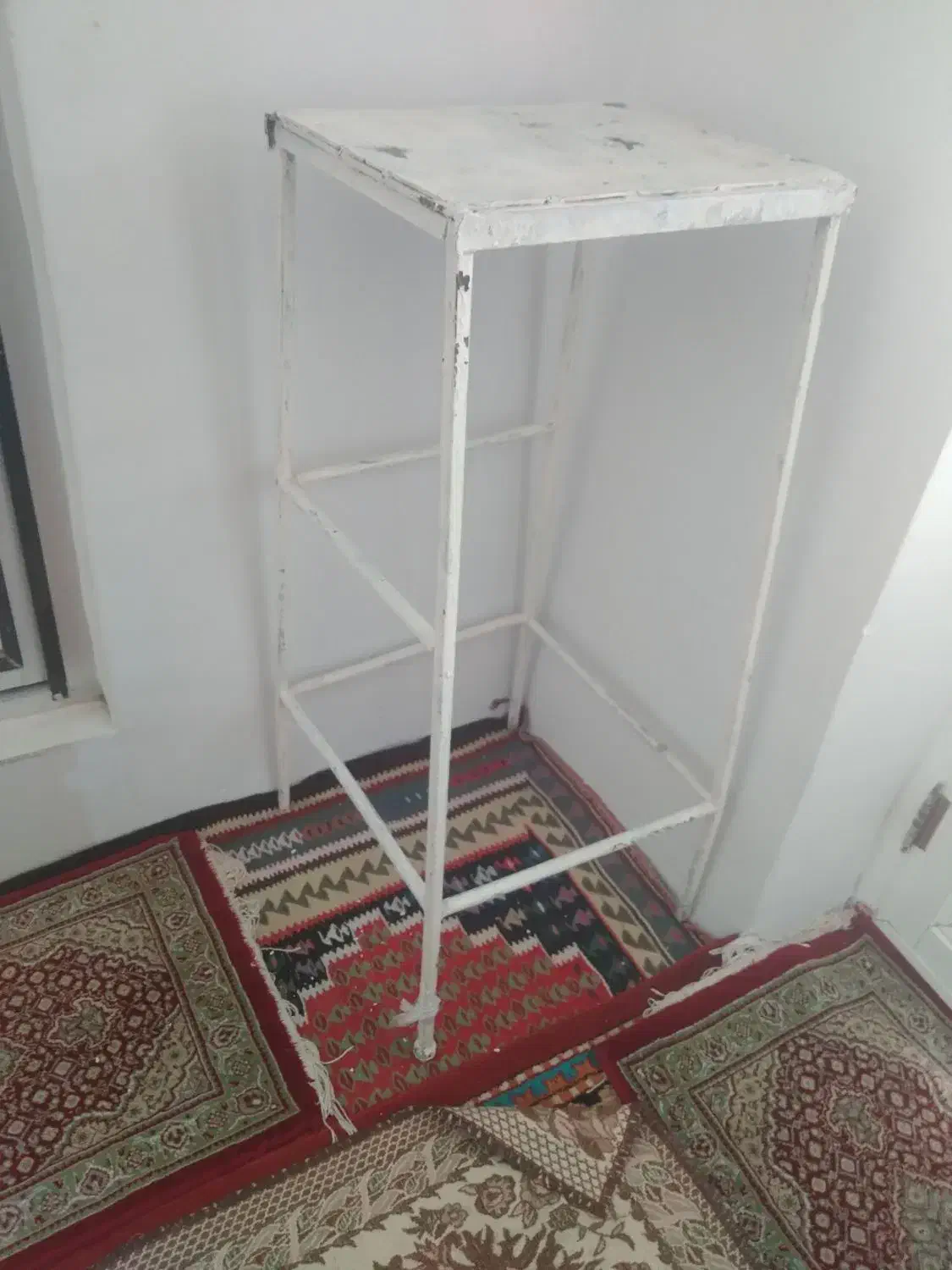 چهارپایه|صندلی و نیمکت|هرسین, |دیوار