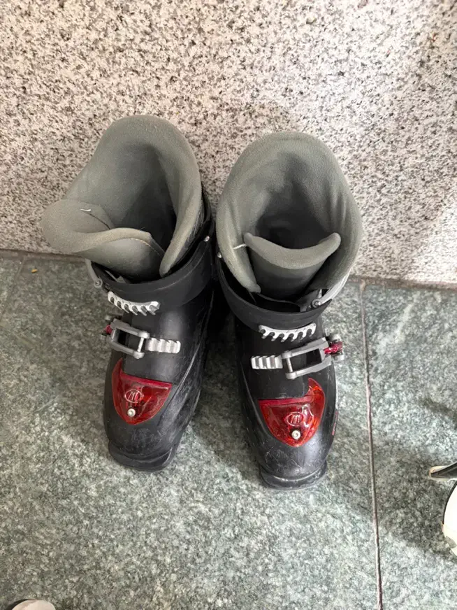 بوت و چوب اسکی بچگانه|ورزش‌های زمستانی|تهران, تهرانپارس جنوبی|دیوار