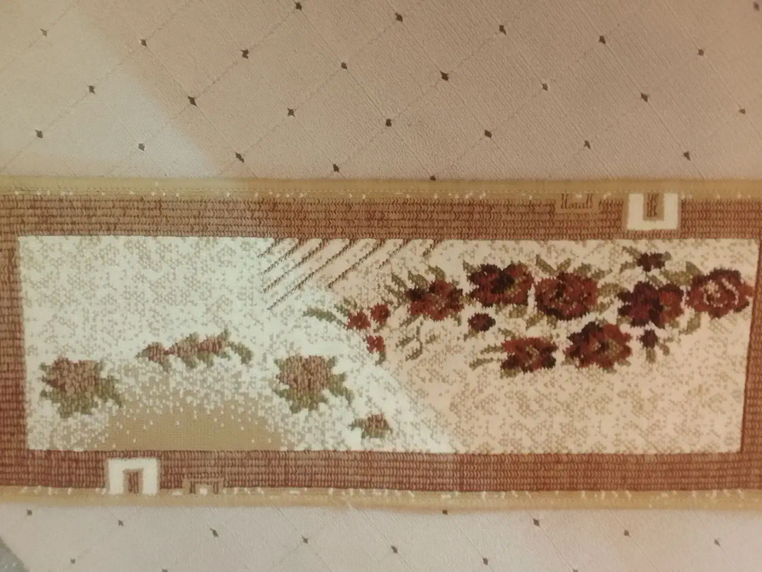 رو پله ای  همراه با قالیچه و کناره|فرش|نیشابور, کوی فرهنگیان|دیوار