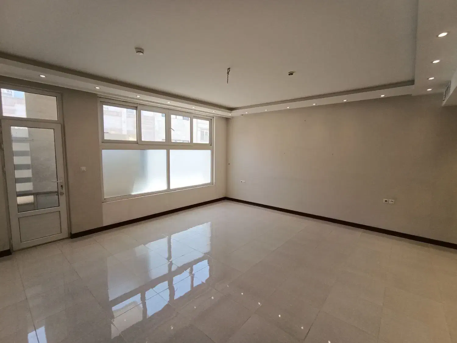 ۱۰۰ متر آپارتمان ( تخلیه ) جمهوری فلکه سپاه /حافظ|اجارهٔ آپارتمان|قم, بکایی|دیوار