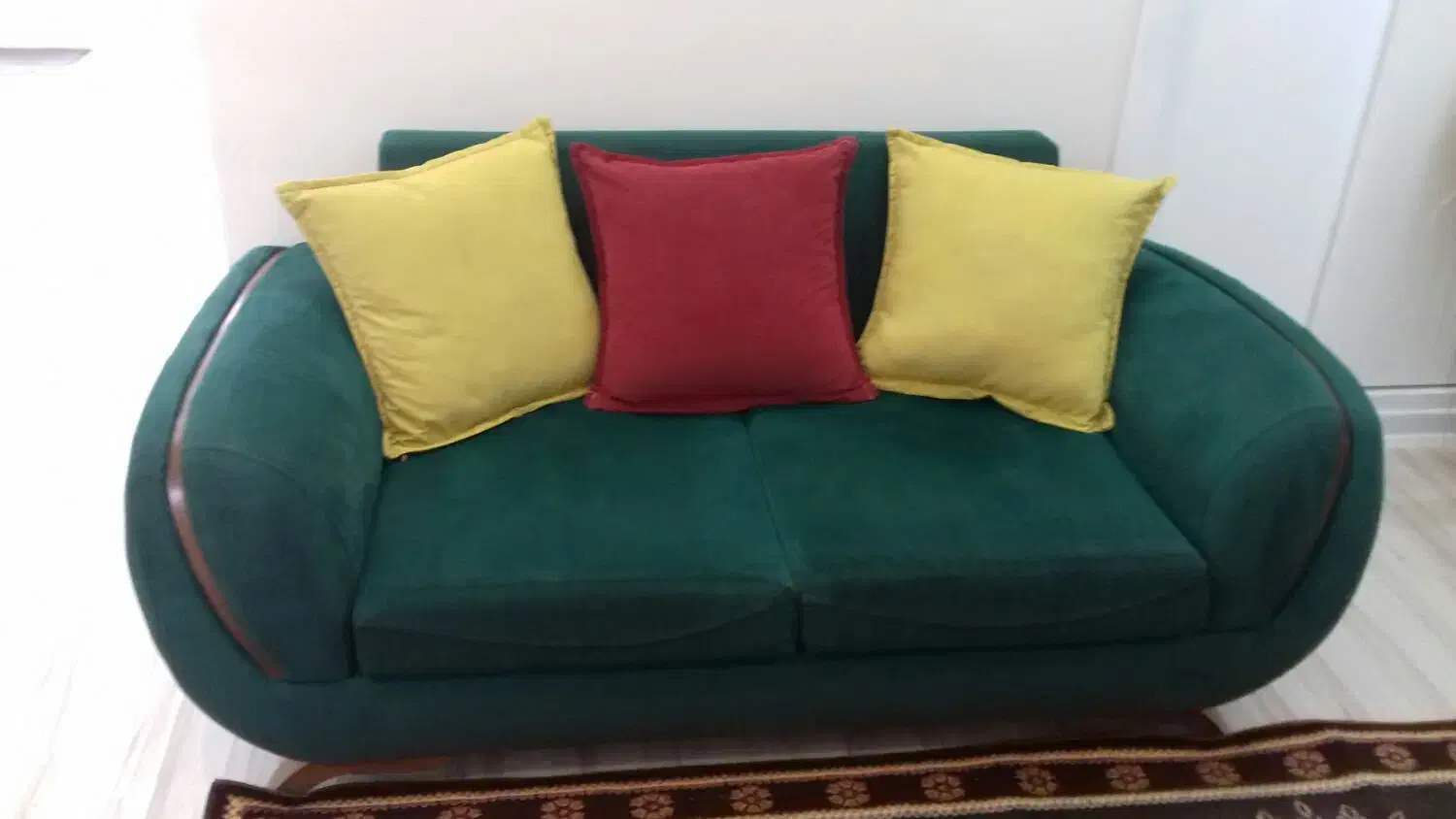 مبل سه نفره درحدنو .|مبلمان خانگی و میز عسلی|رشت, آب و برق|دیوار