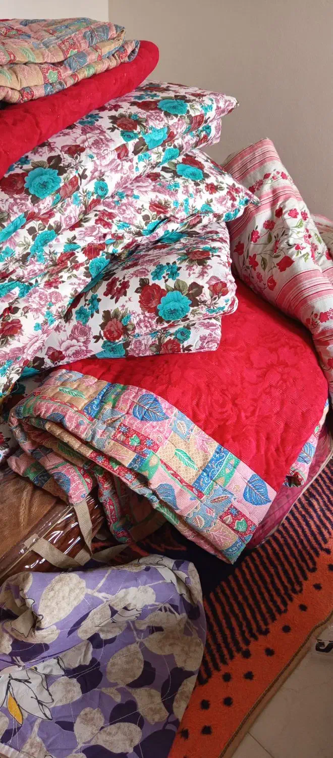 تعدادی تشک|رختخواب، بالش، پتو|بندر انزلی, کوی واحدی|دیوار