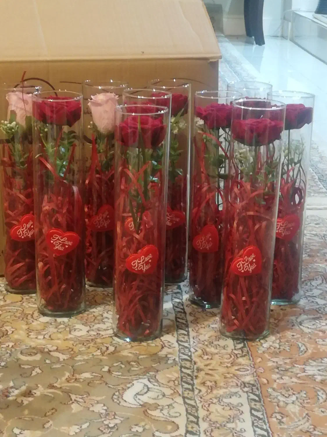 گل مصنوعی با گلدانهای شیشه ای استوانه ای|گل مصنوعی|تهران, یافت آباد جنوبی|دیوار