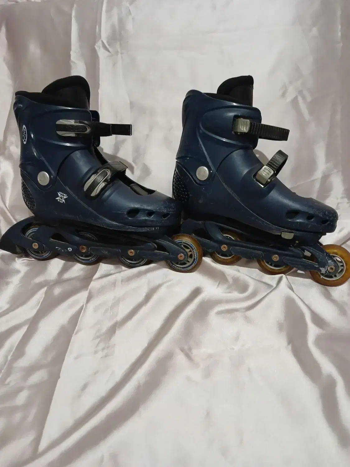 کفش اسکیت و کلاه فروشی یا معاوضه با جوجه مرغ|دوچرخه، اسکیت، اسکوتر|علی‌آباد کتول, |دیوار