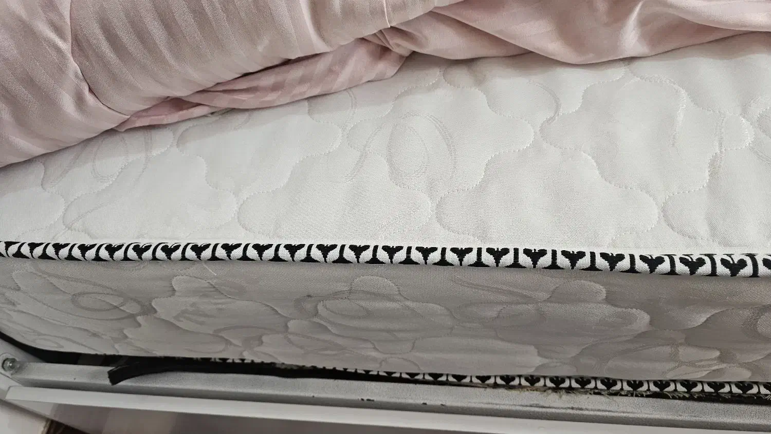 تخت دونفره همراه با تشک دونفره کاملا سالم|تخت و سرویس خواب|صومعهسرا, |دیوار