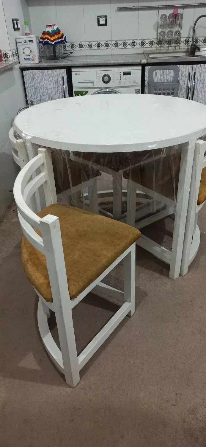 میز ناهارخوری کم جا. گلدان و میز تلفن لوستر|میز و صندلی غذاخوری|میبد, |دیوار