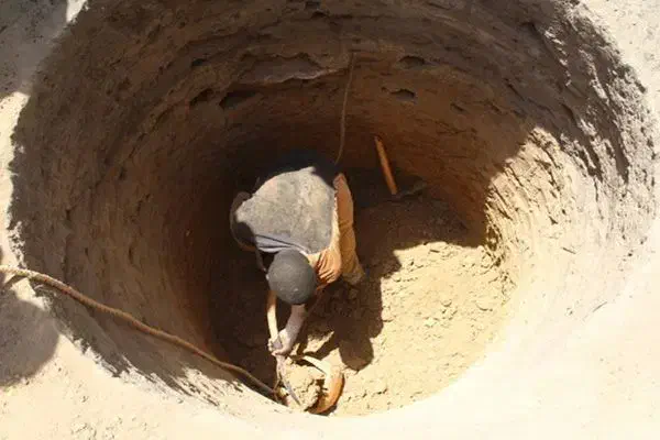 چاه کن مقنی|خدمات پیشه و مهارت|صحنه, |دیوار