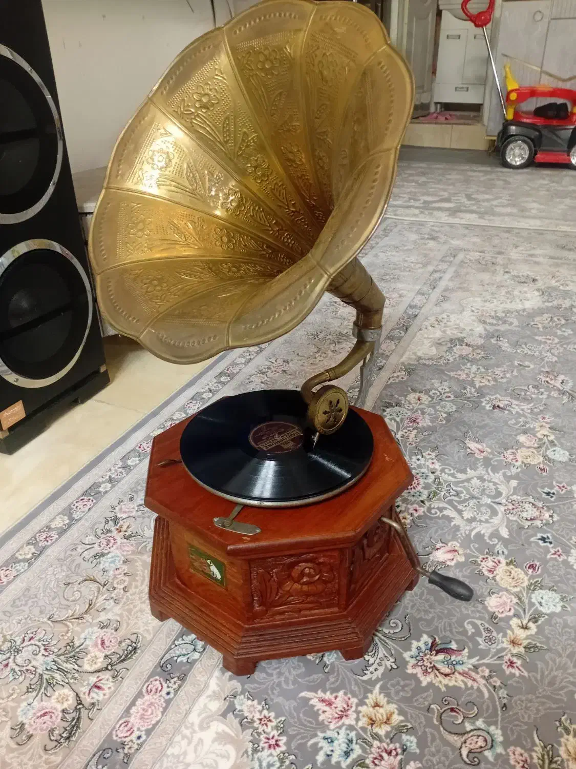 گرامافون قدیمی|کلکسیون اشیاء عتیقه|رباط‌کریم, رباط‌کریم|دیوار