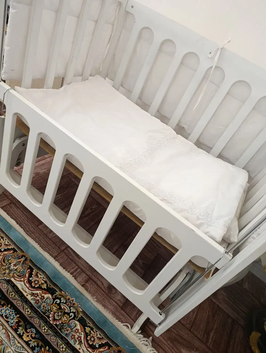 گهواره سالمودر حد نو|تخت و صندلی بچه|ورامین, ورامین|دیوار