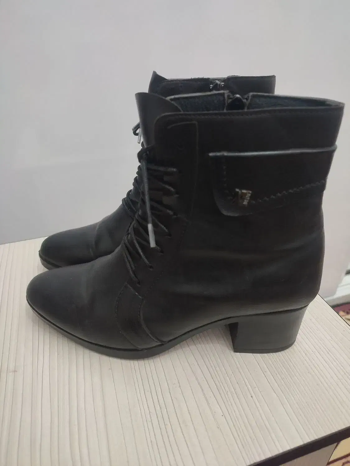 نیم پوت|کیف، کفش، کمربند|میانه, |دیوار