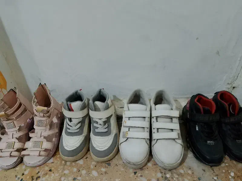 شیش جفت کفش|کیف، کفش، کمربند|قروه, |دیوار