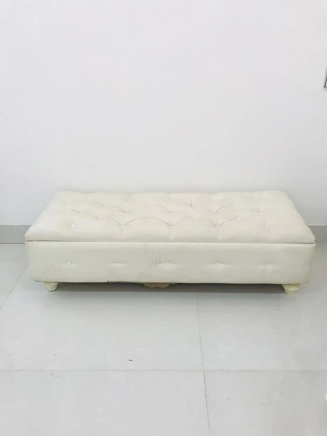 پاف کنار تخت برای نشیمن موجوده|تخت و سرویس خواب|دوگنبدان, |دیوار