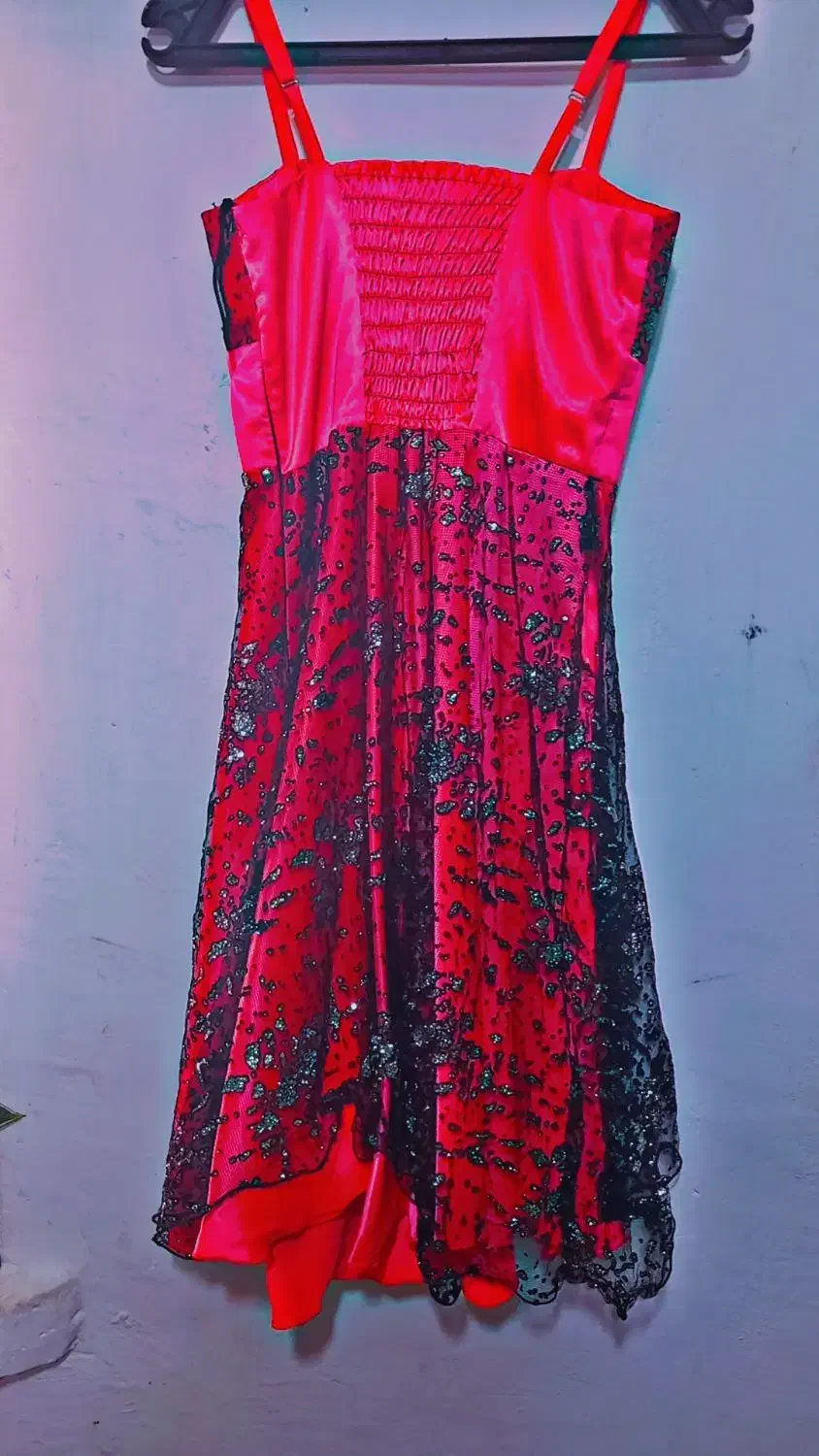 لباس مجلسی و یک کفش پاشنه بلند مجلسی|لباس|سنگر, |دیوار