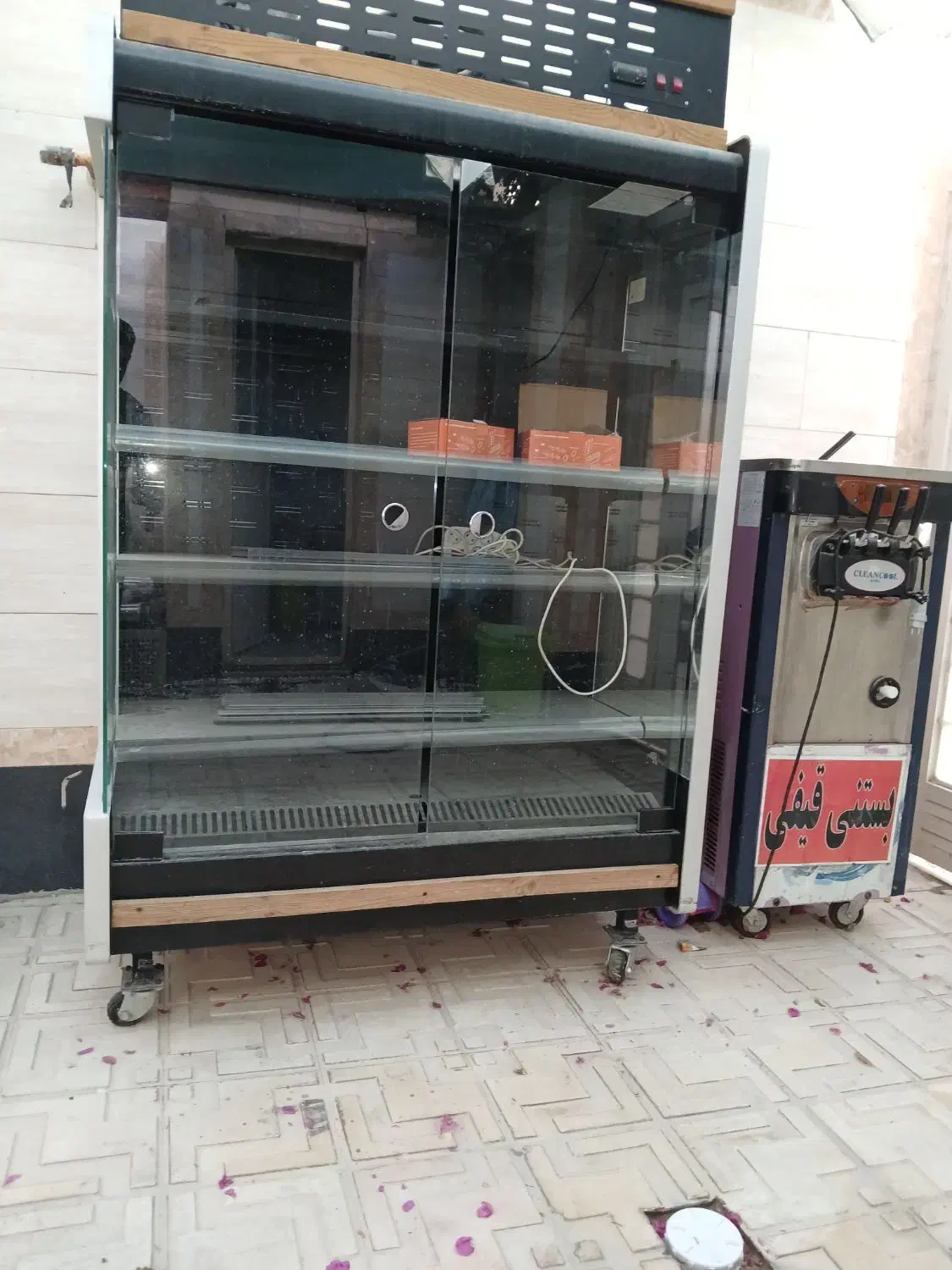 لوازم کافه بستنی یخچال و دستگاه شربت ساز|کافیشاپ و رستوران|شیراز, پادگان ولیعصر|دیوار