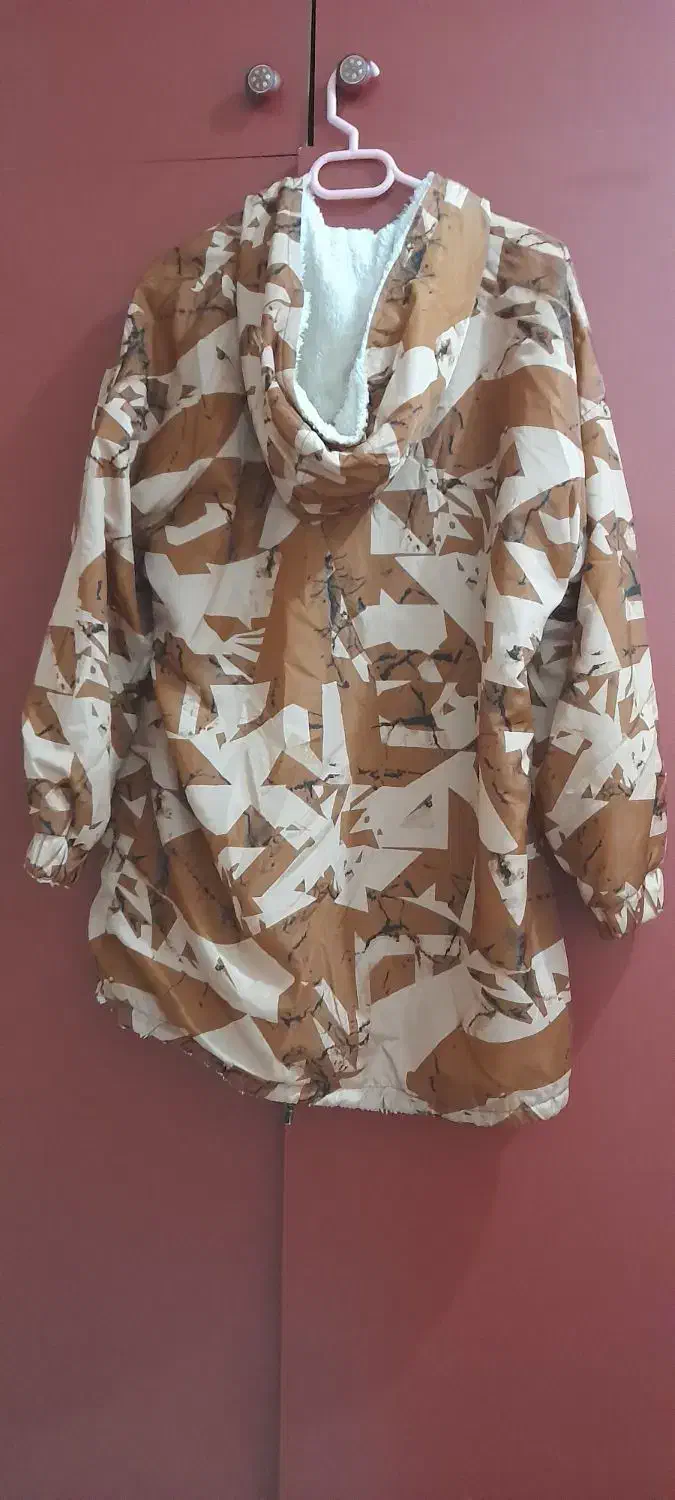 دوعدد کاپشن|لباس|رشت, نظری|دیوار